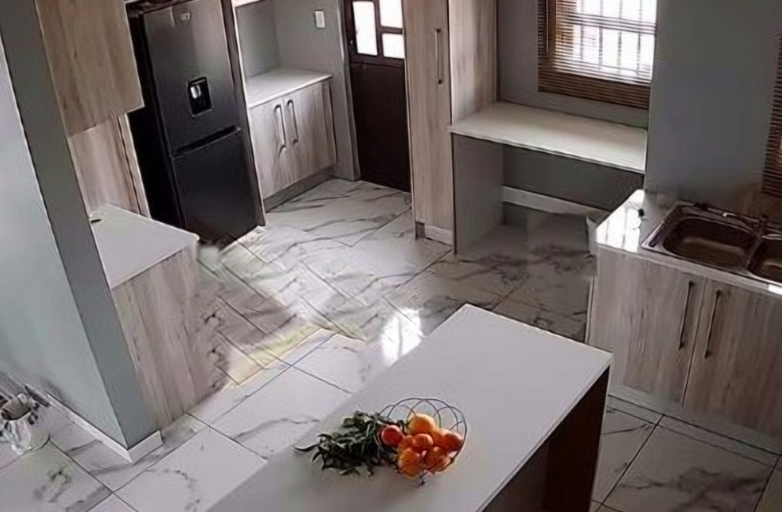 Fitted kitchen with marble-look tiles